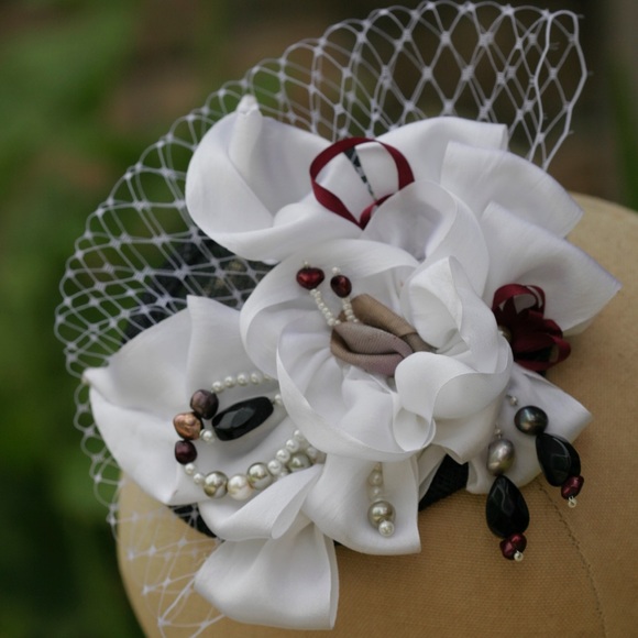 Vintage inspired fascinator with handmade flowers - Picture 3 of 8